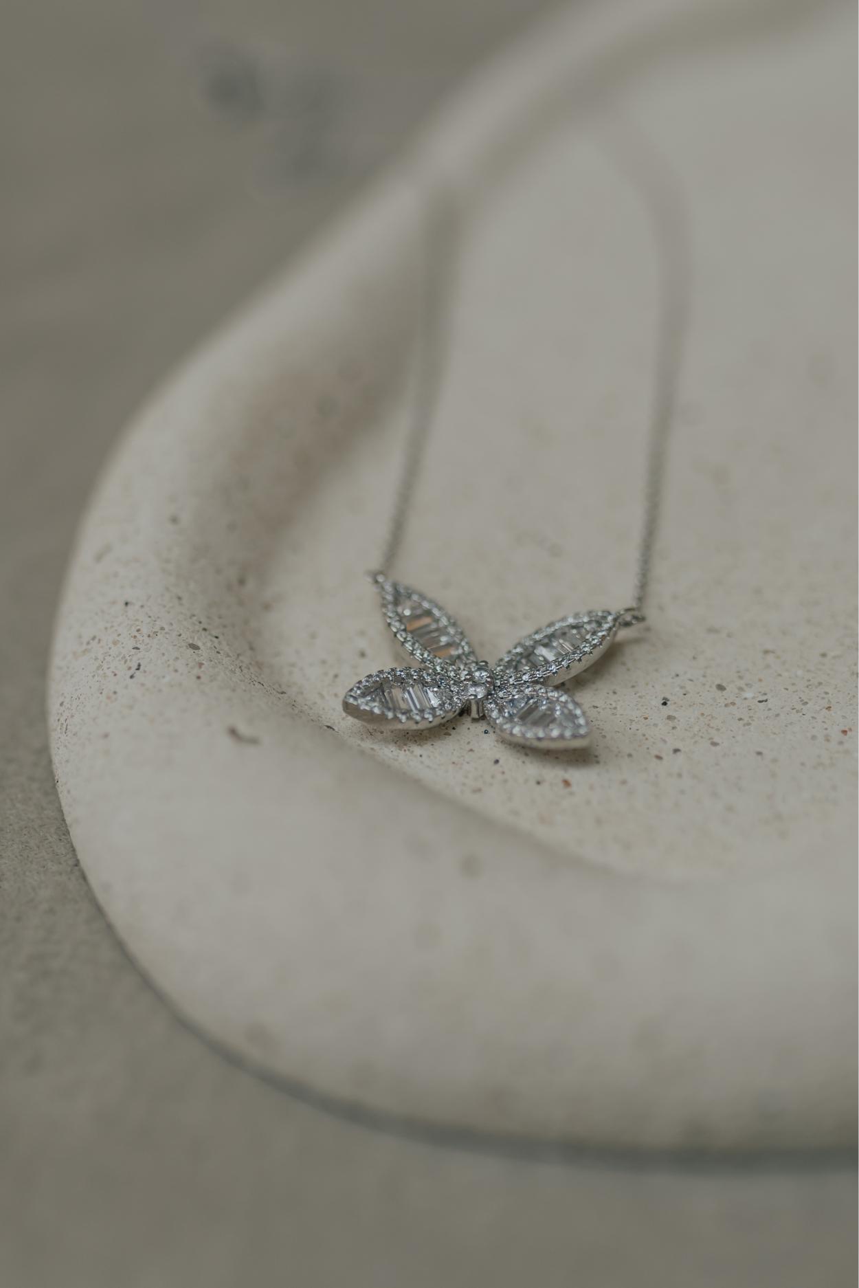 Colar Borboleta Baguete Cristal Ródio Branco