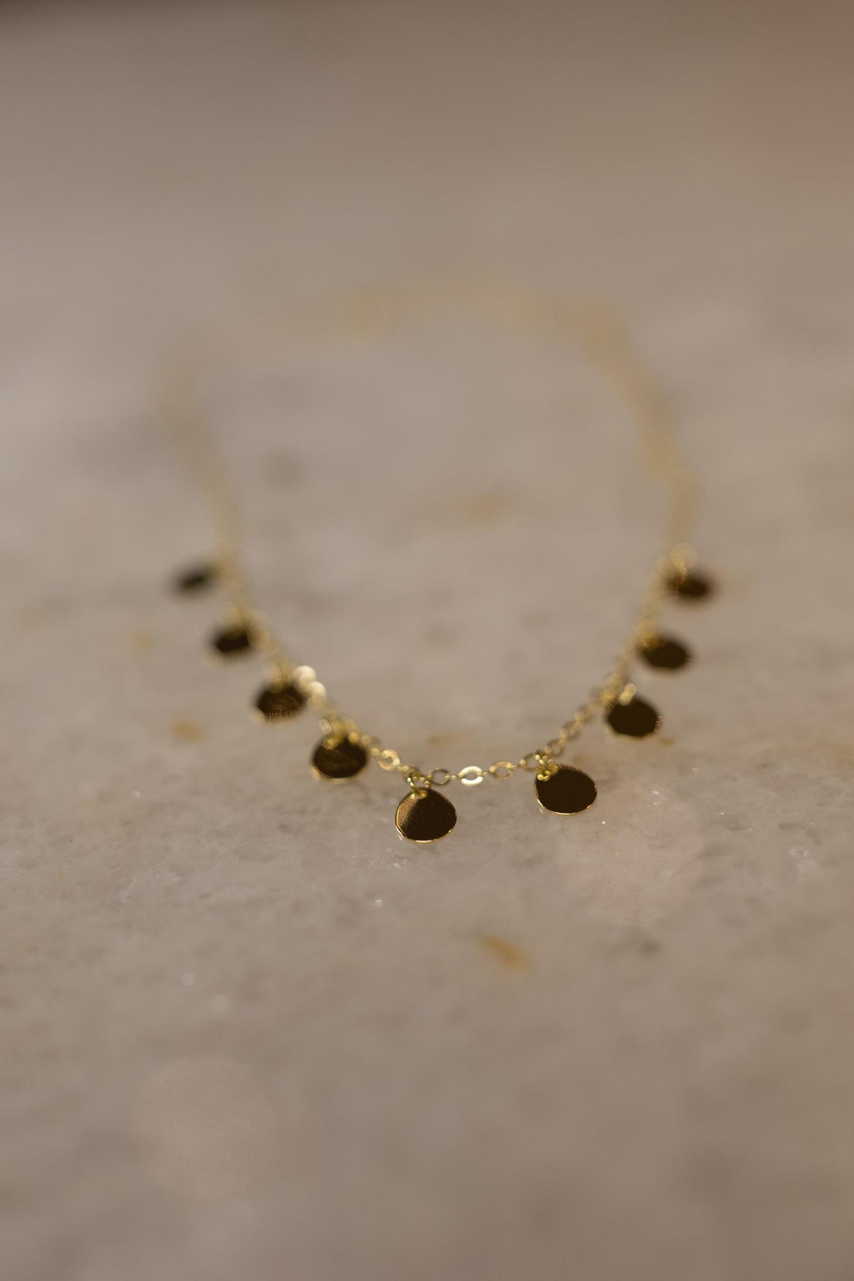 Colar Choker Medalha Oval Dourado