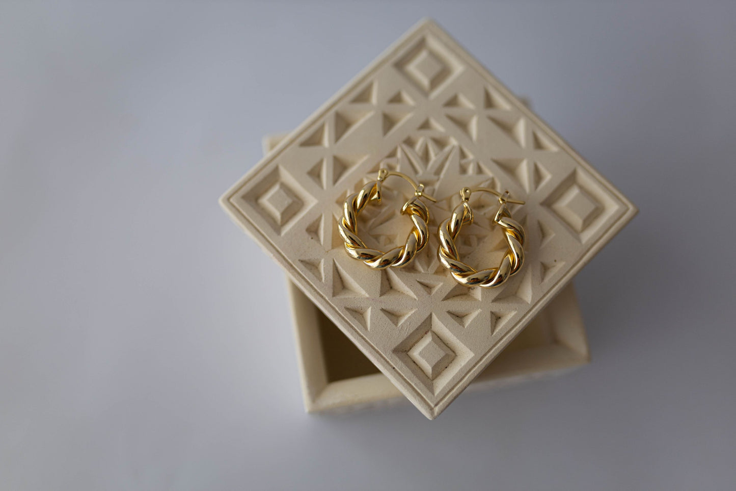Brinco Argola Click Tubo Torcido Dourado