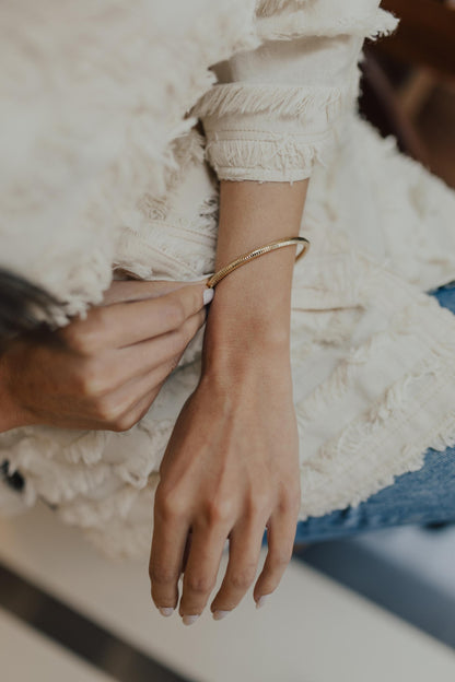 Bracelete Aro Frisos Dourado