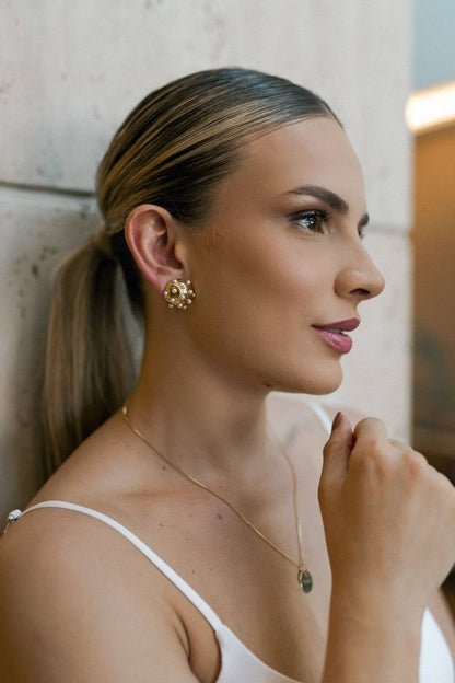 Brinco Meia Esfera com Pérolas Dourado