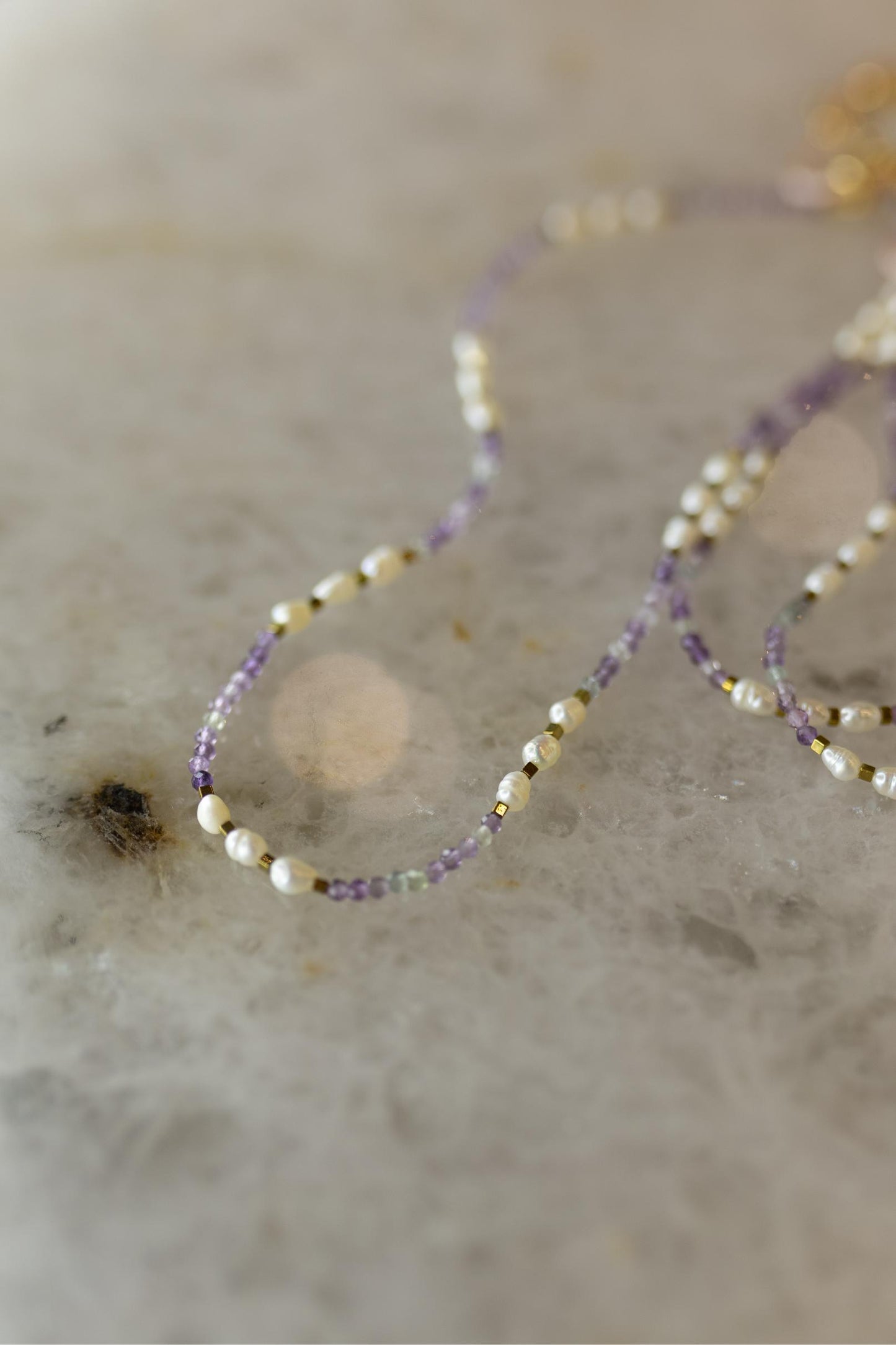 Colar Pedras Natuais e Pérolas Barrocas Dourado