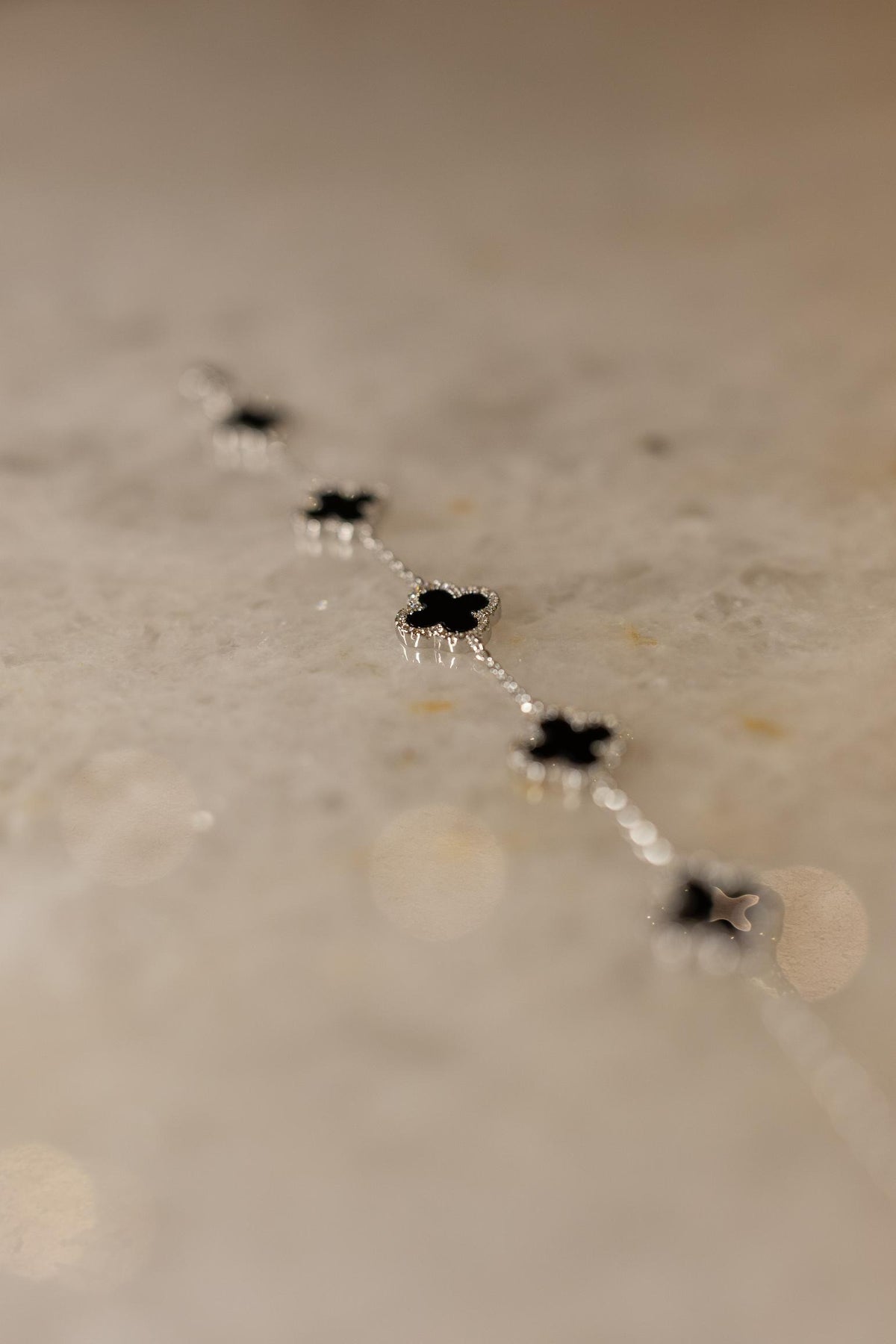 Pulseira Trevos Black Cravejados Ródio Branco