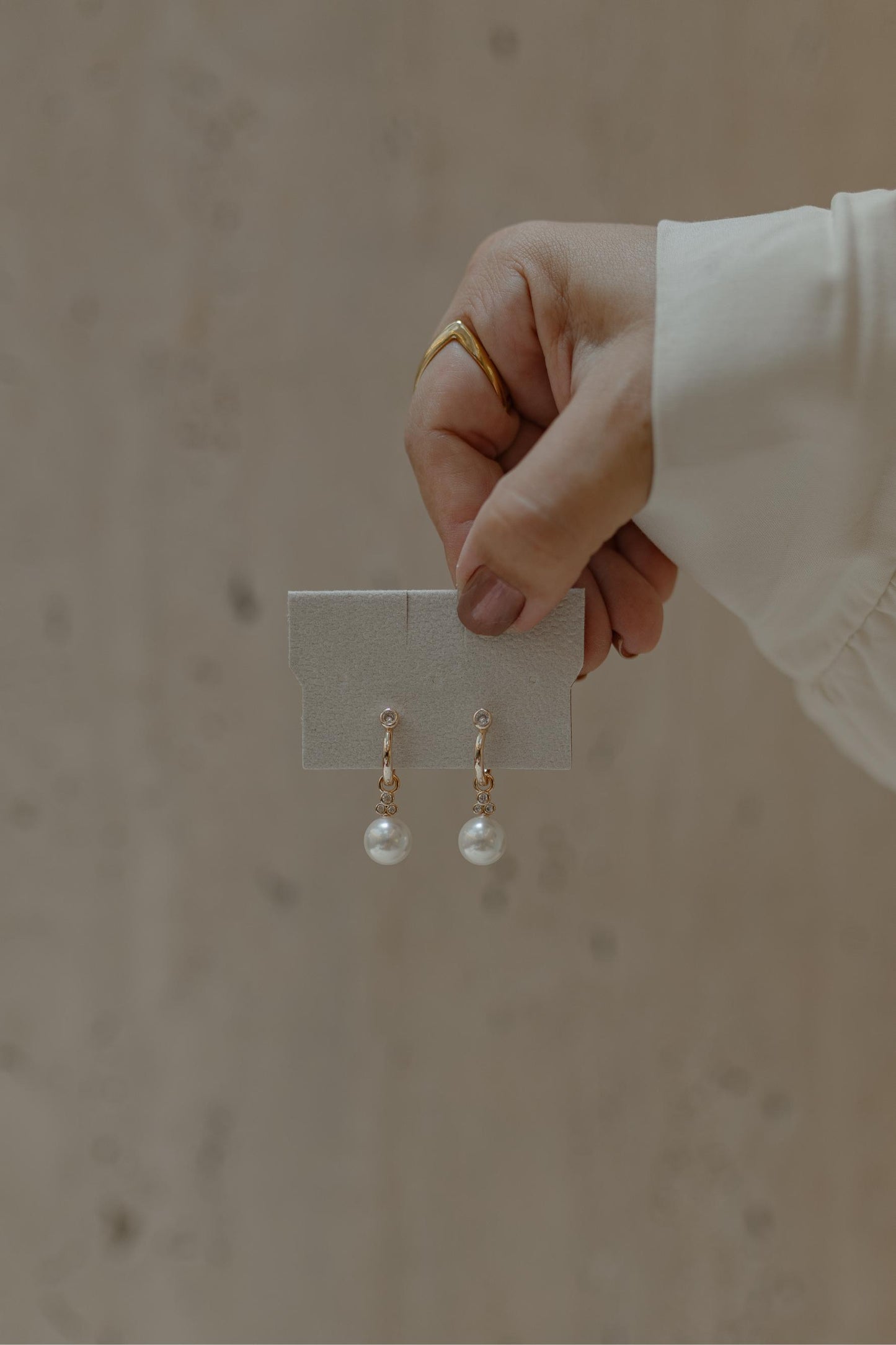 Brinco Argola 4 Zircônias Pérola Dourado