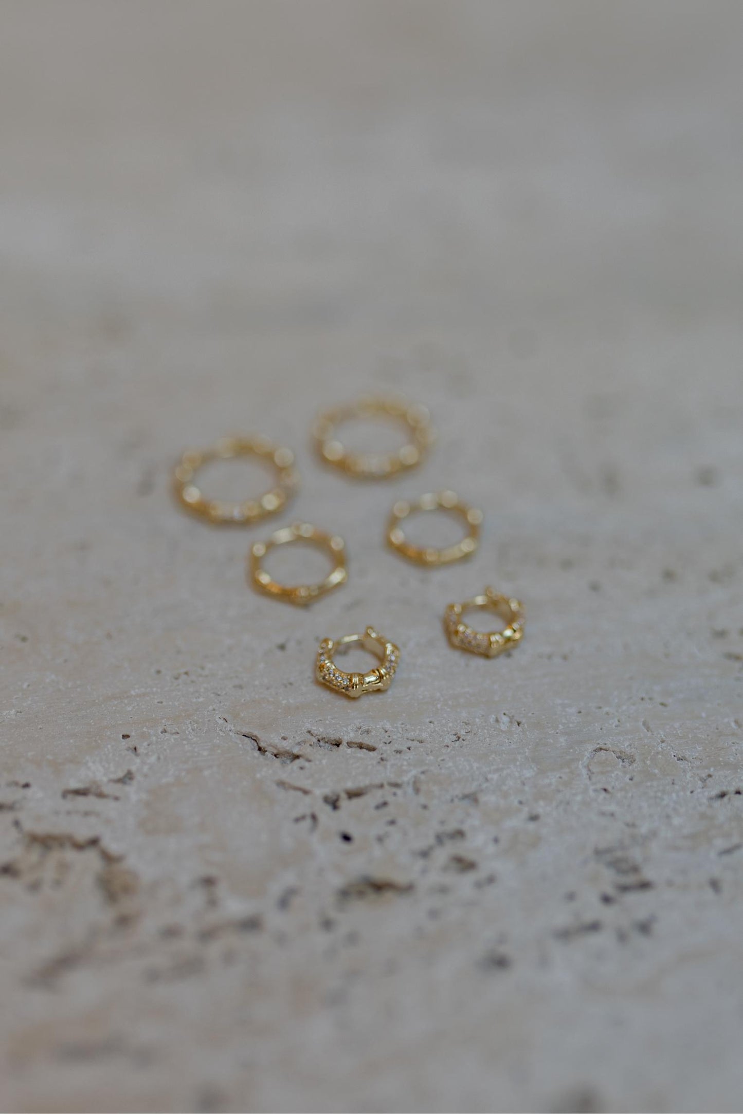 Brinco Argola Details Zircônias Dourado