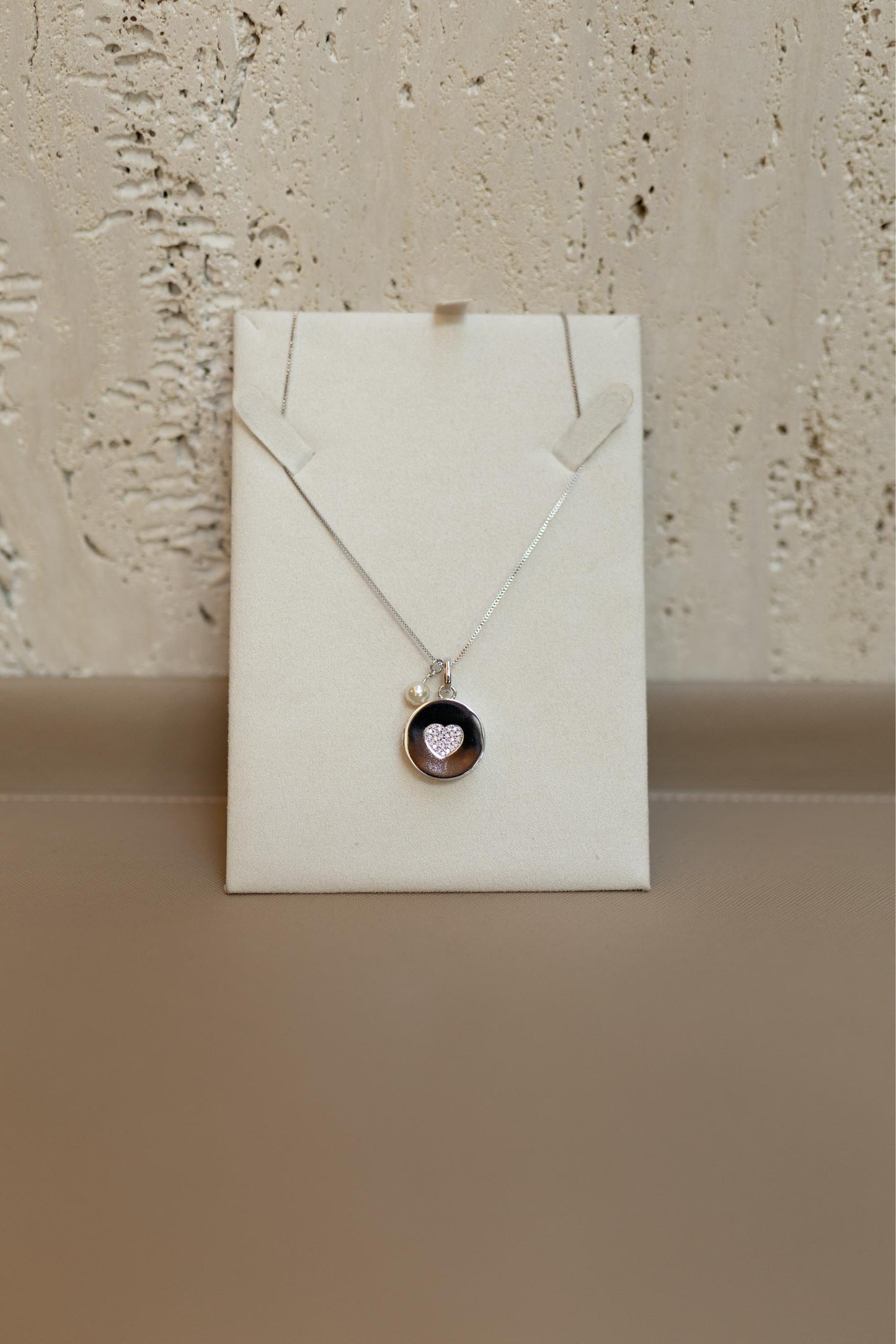 Colar Relicário com Coração Cravejado