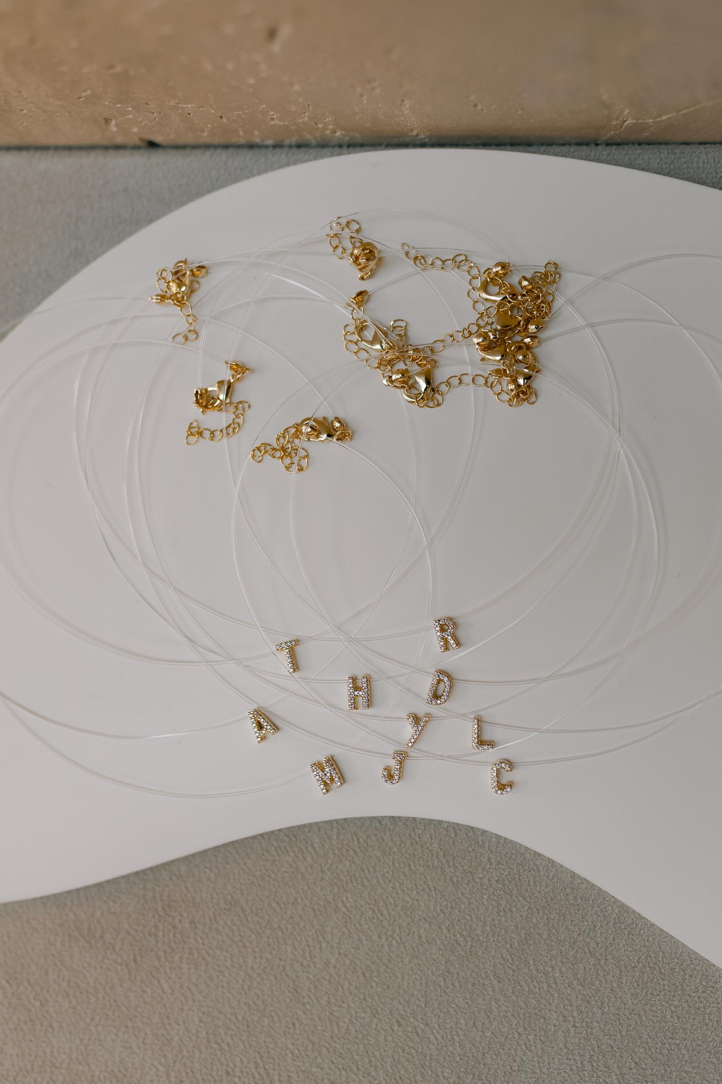 Colar Nylon com Letra Cravejada Dourado