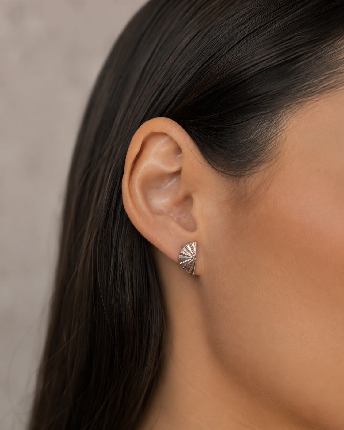 Brinco Mini Leque Trabalhado Ródio Branco