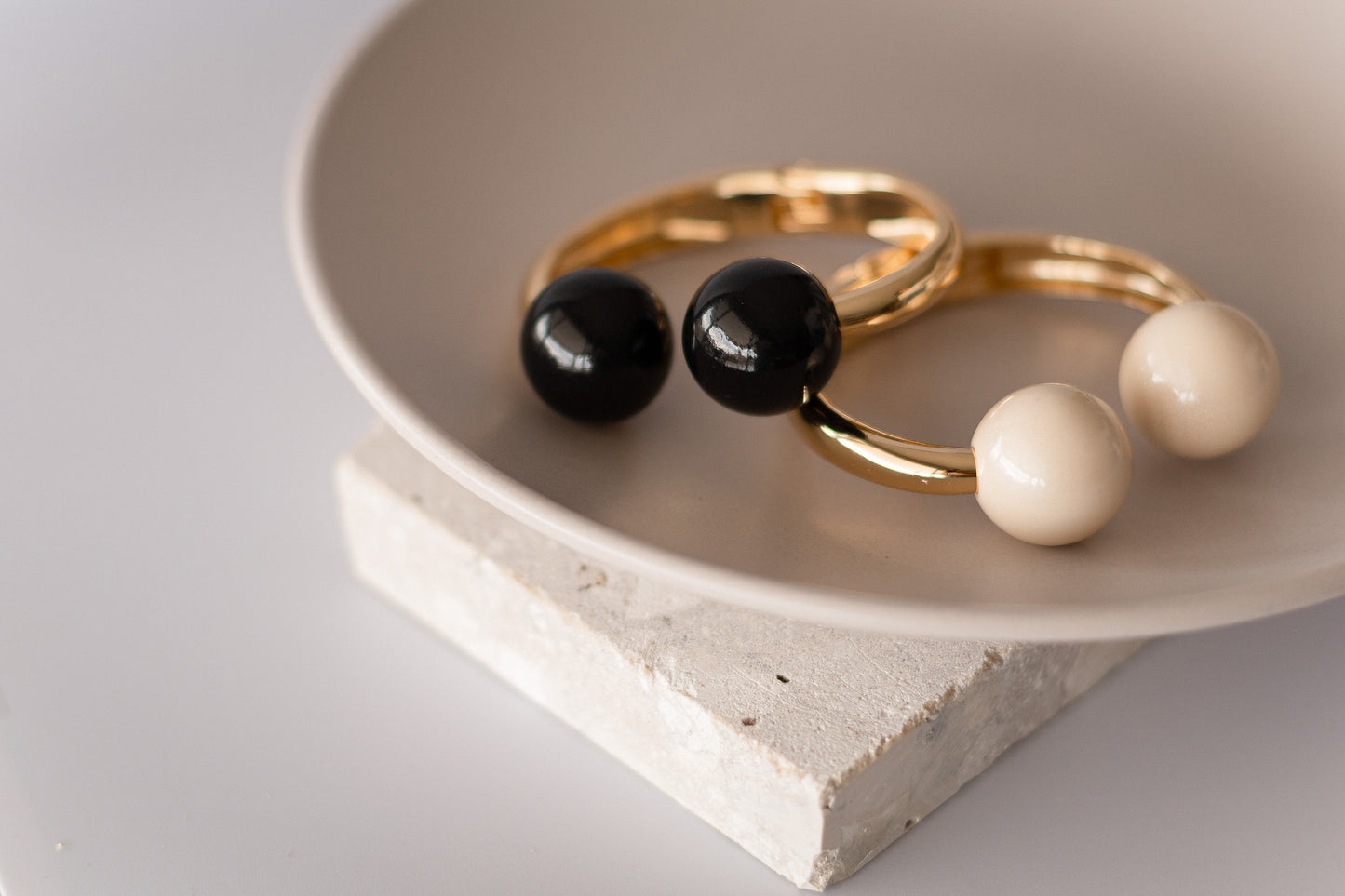 Bracelete Dourado com Bolas Peroladas de Resina
