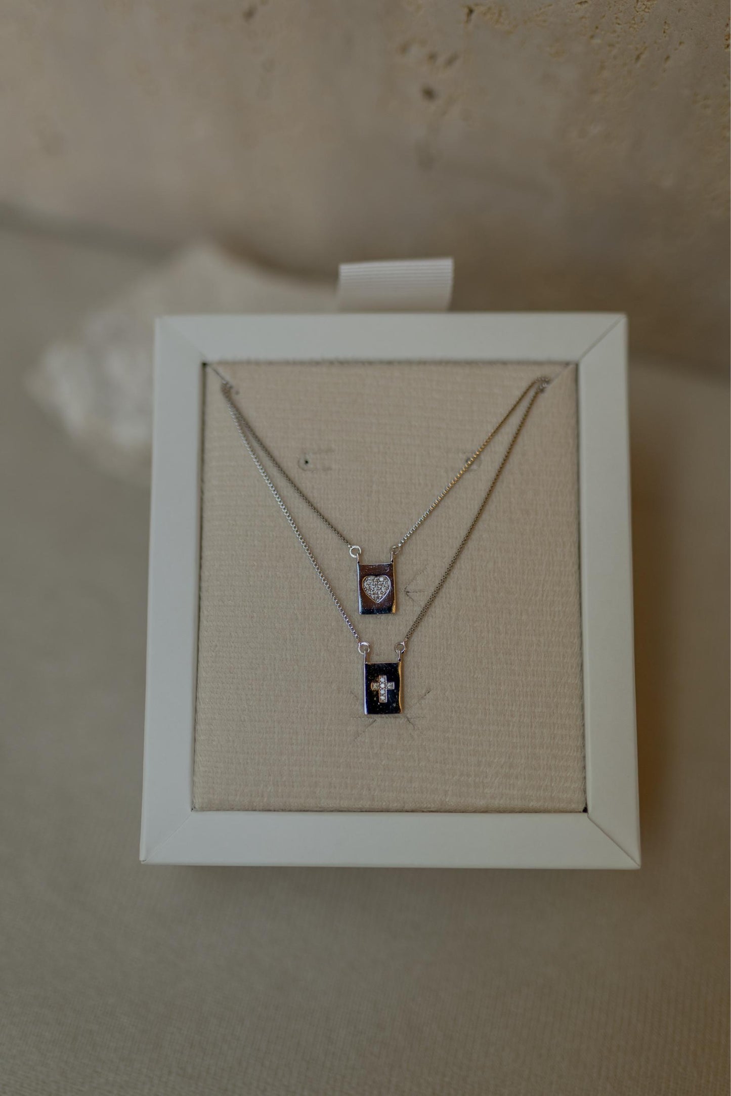 Colar Escapulário Cruz e Coração Ródio Branco