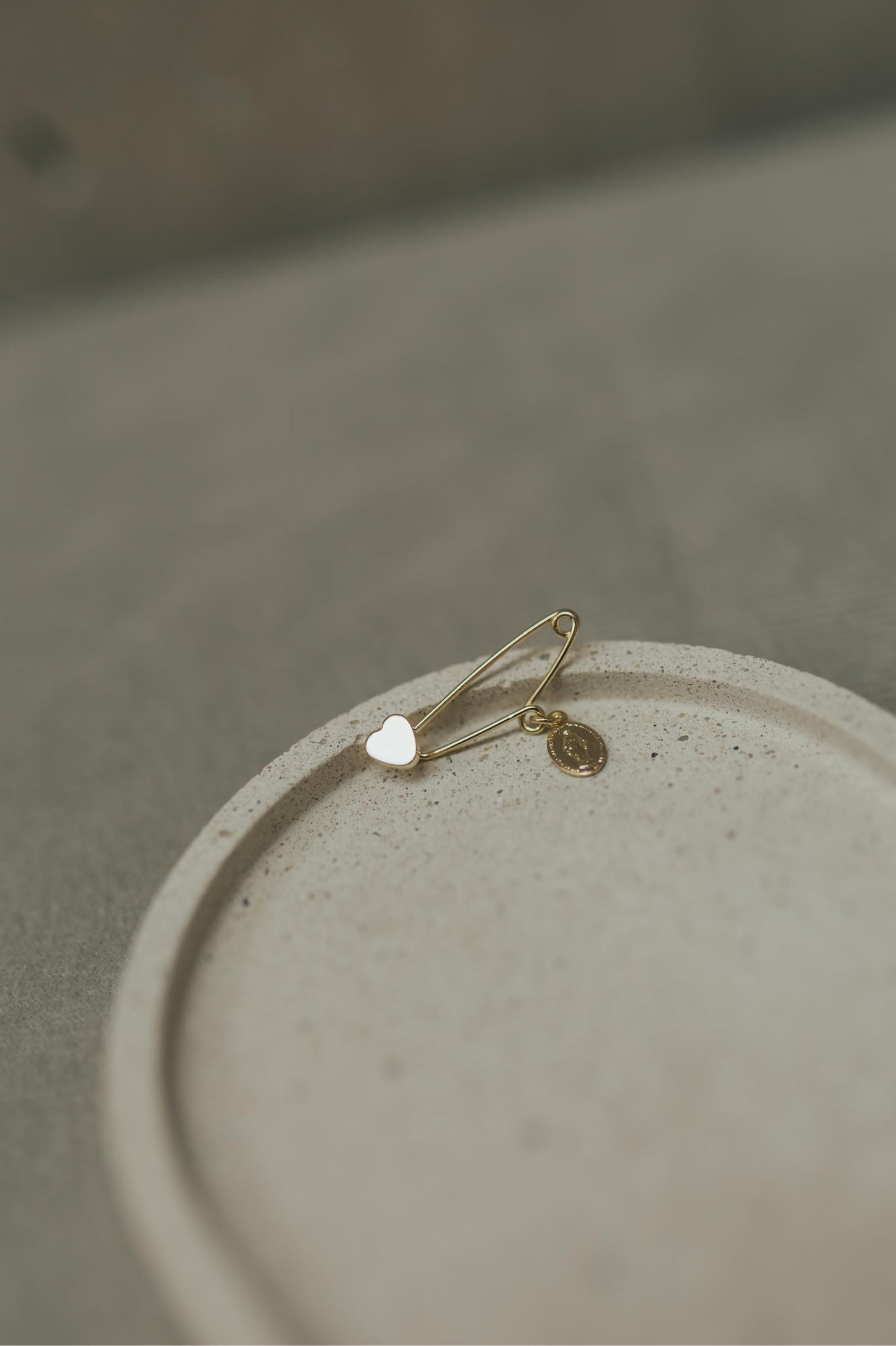 Alfinete Batizado Coração Medalha Milagrosa Dourado