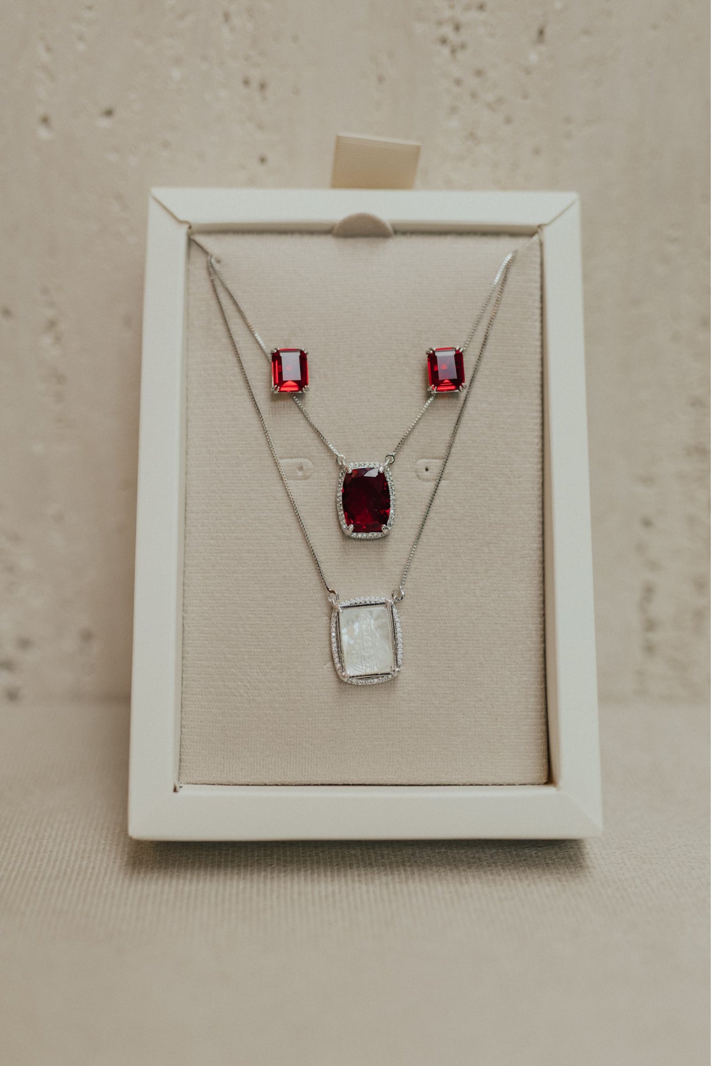 Colar Escapulário Madrepérola Rubi Ródio Branco