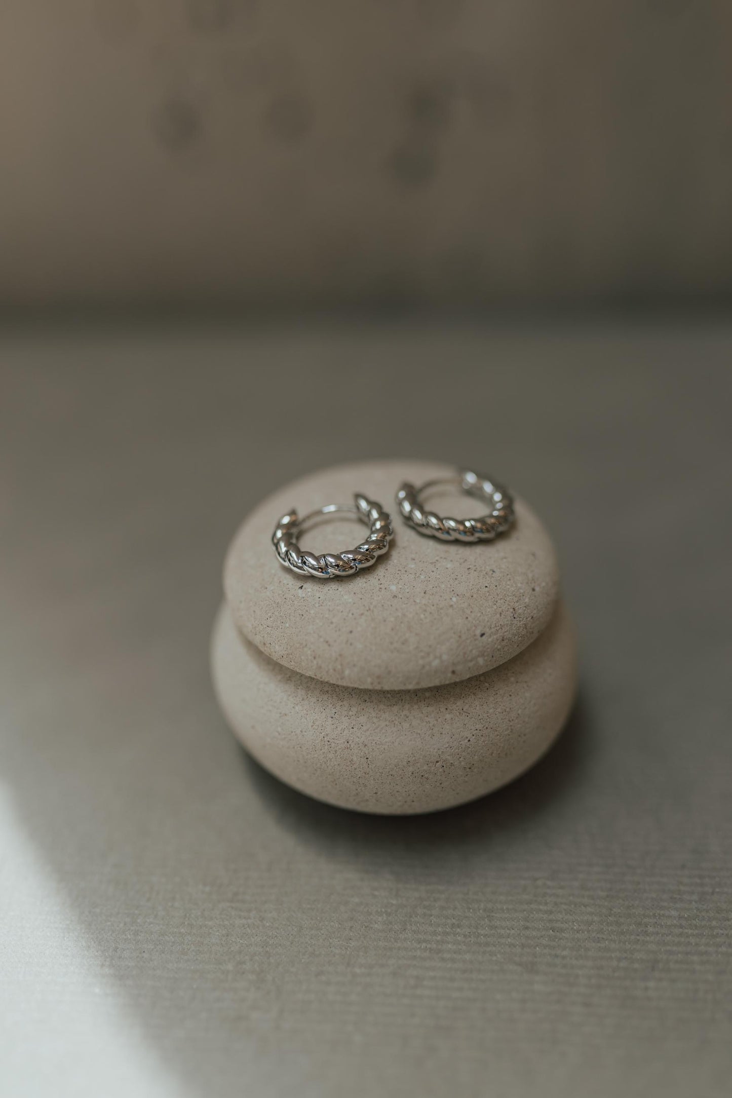 Brinco Argola Torcida Lisa G Ródio Branco