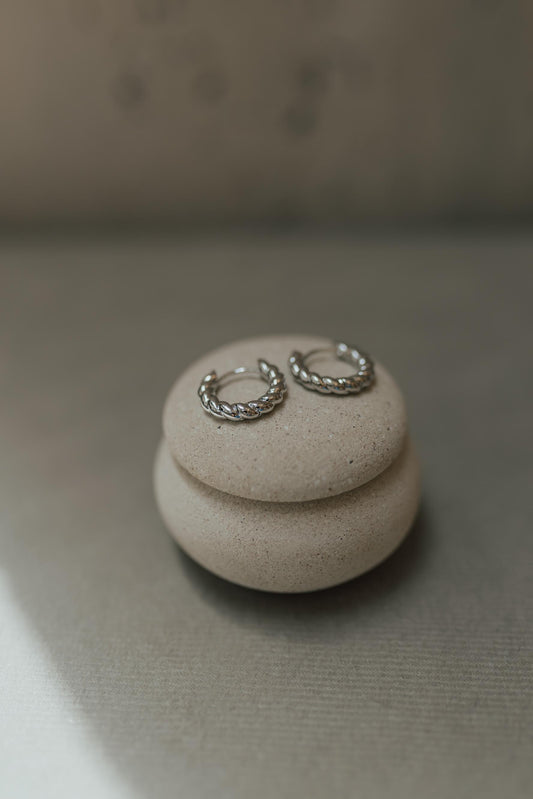 Brinco Argola Torcida Lisa G Ródio Branco