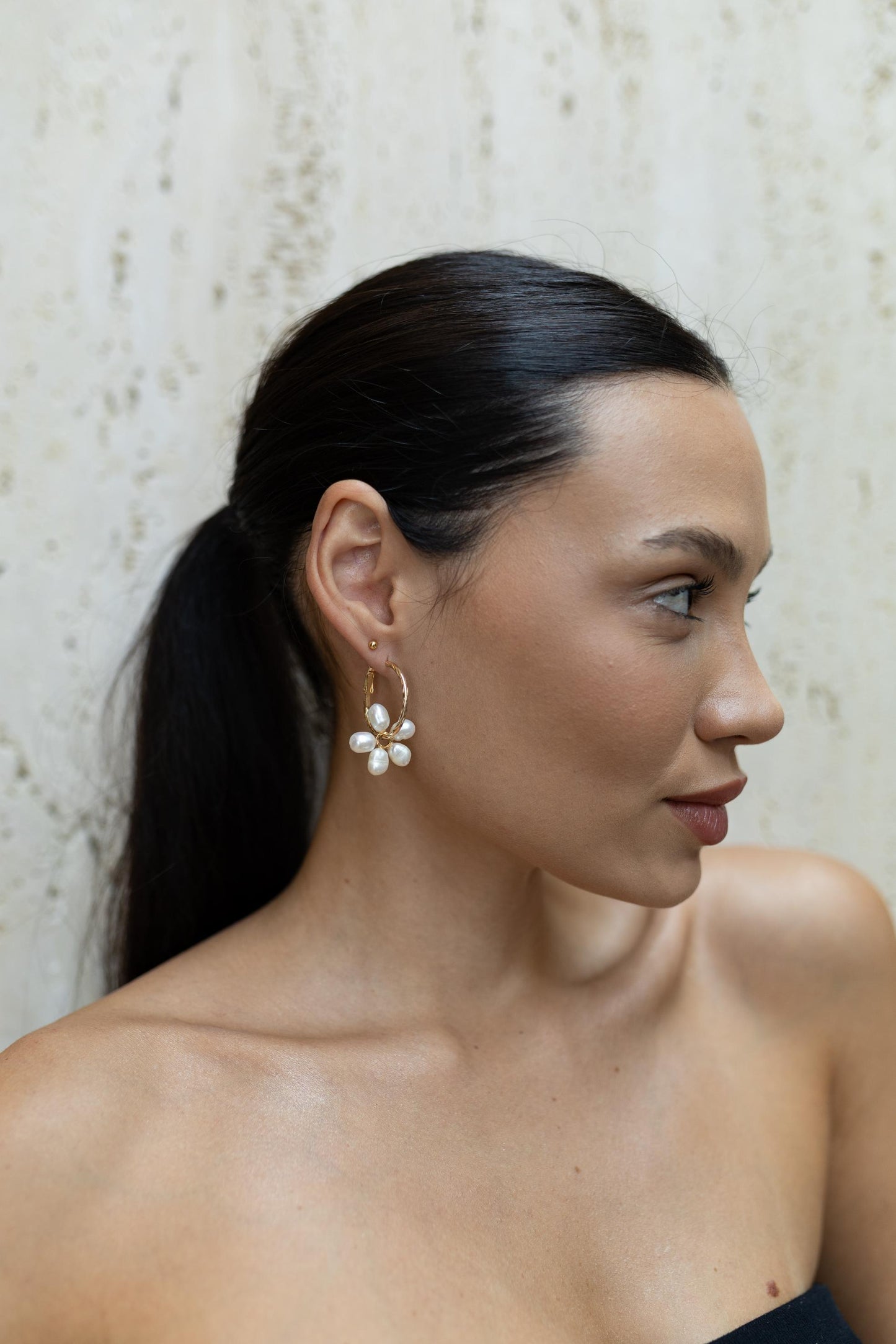 Brinco Argola Detalhada Com Pingente Pérolas Dourado