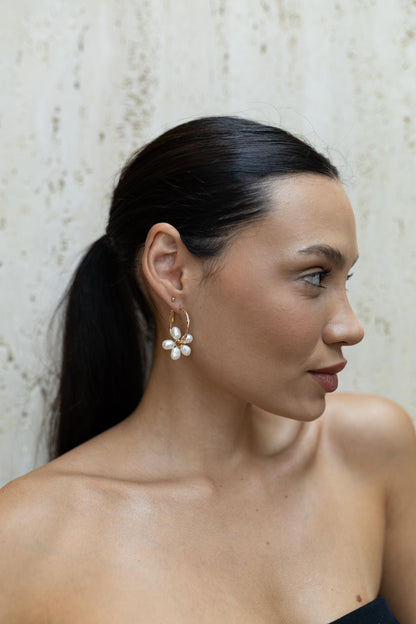 Brinco Argola Detalhada Com Pingente Pérolas Dourado