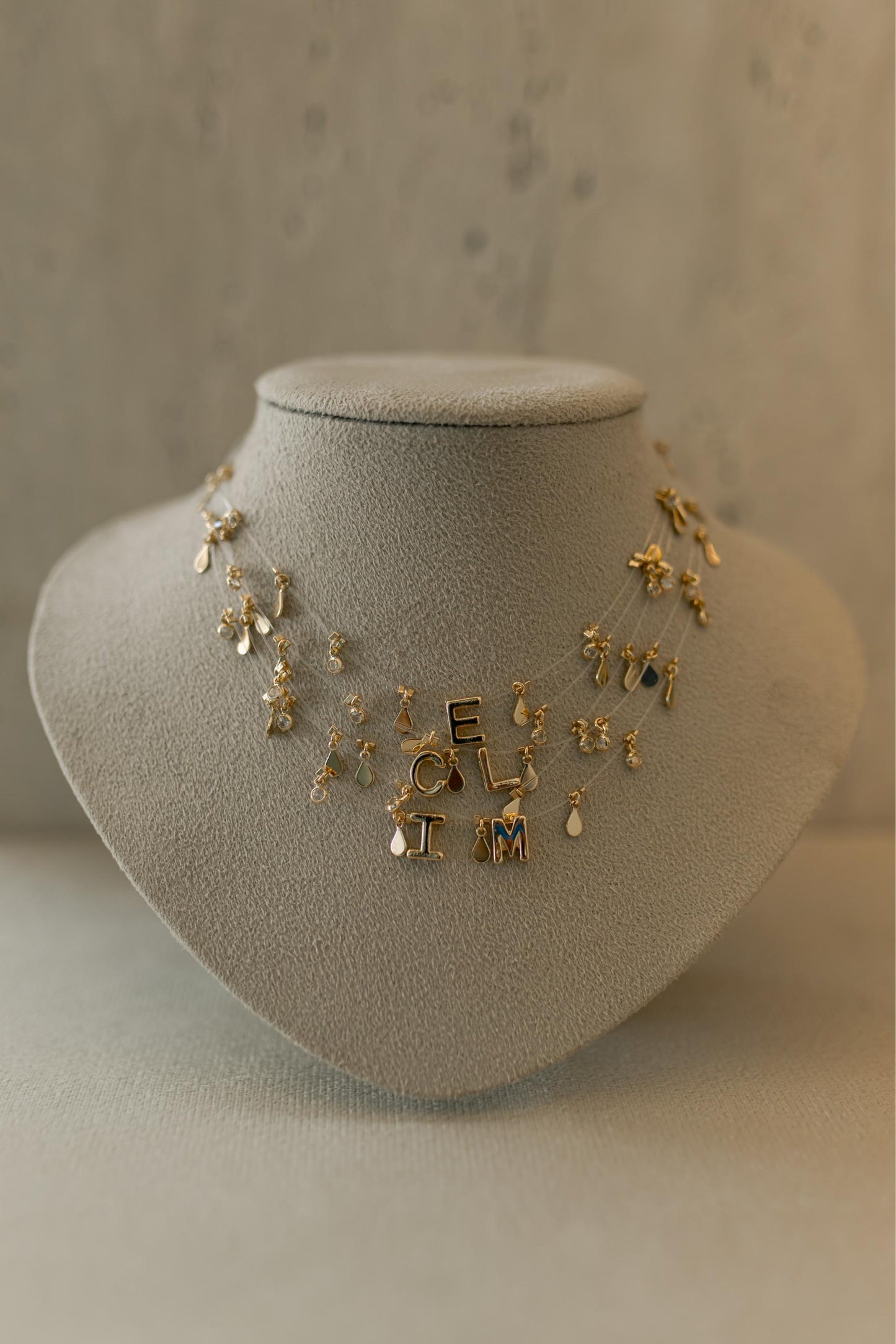 Colar Choker Nylon Letra Plaquinhas Dourado