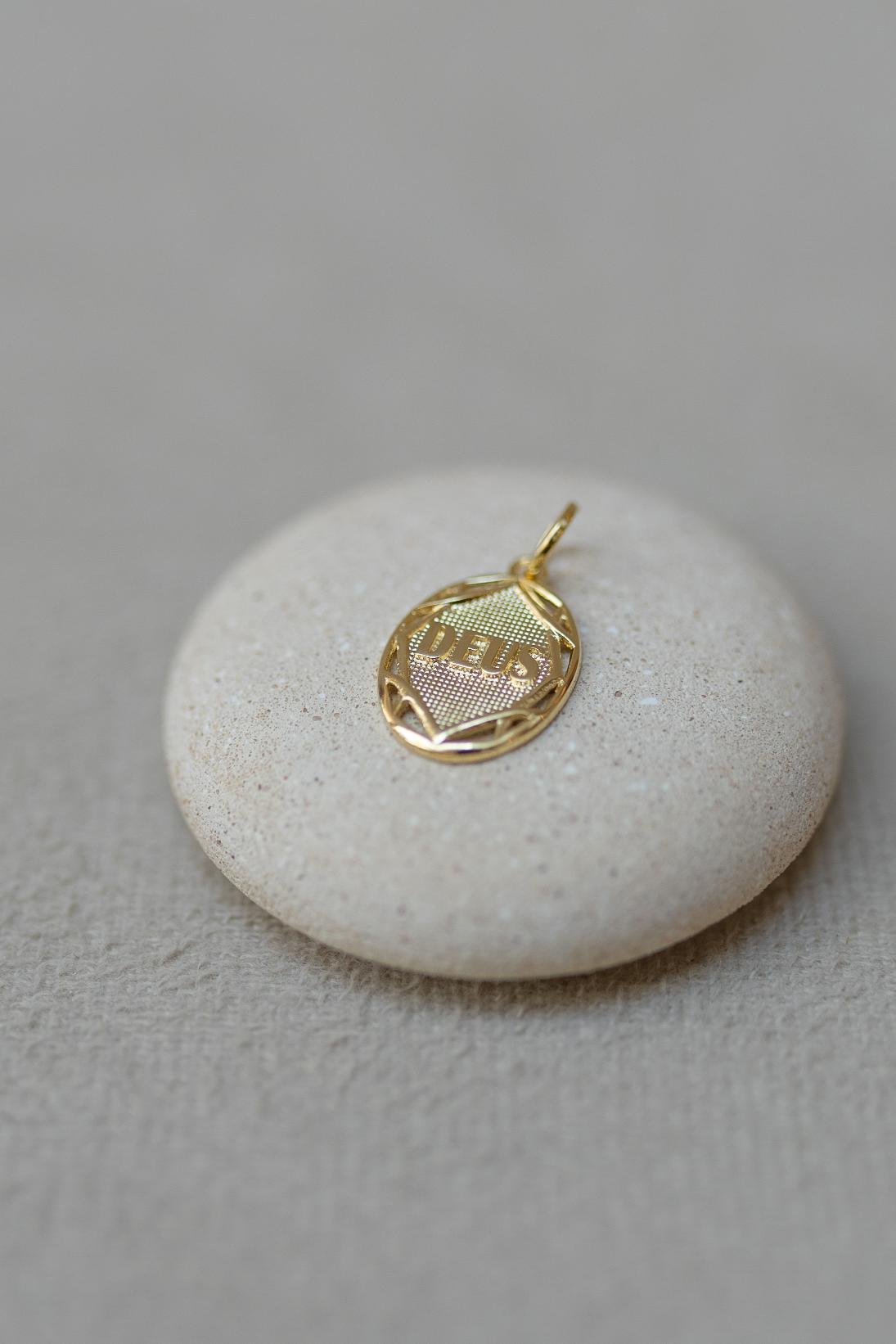 Pingente Deus Oval Dourado