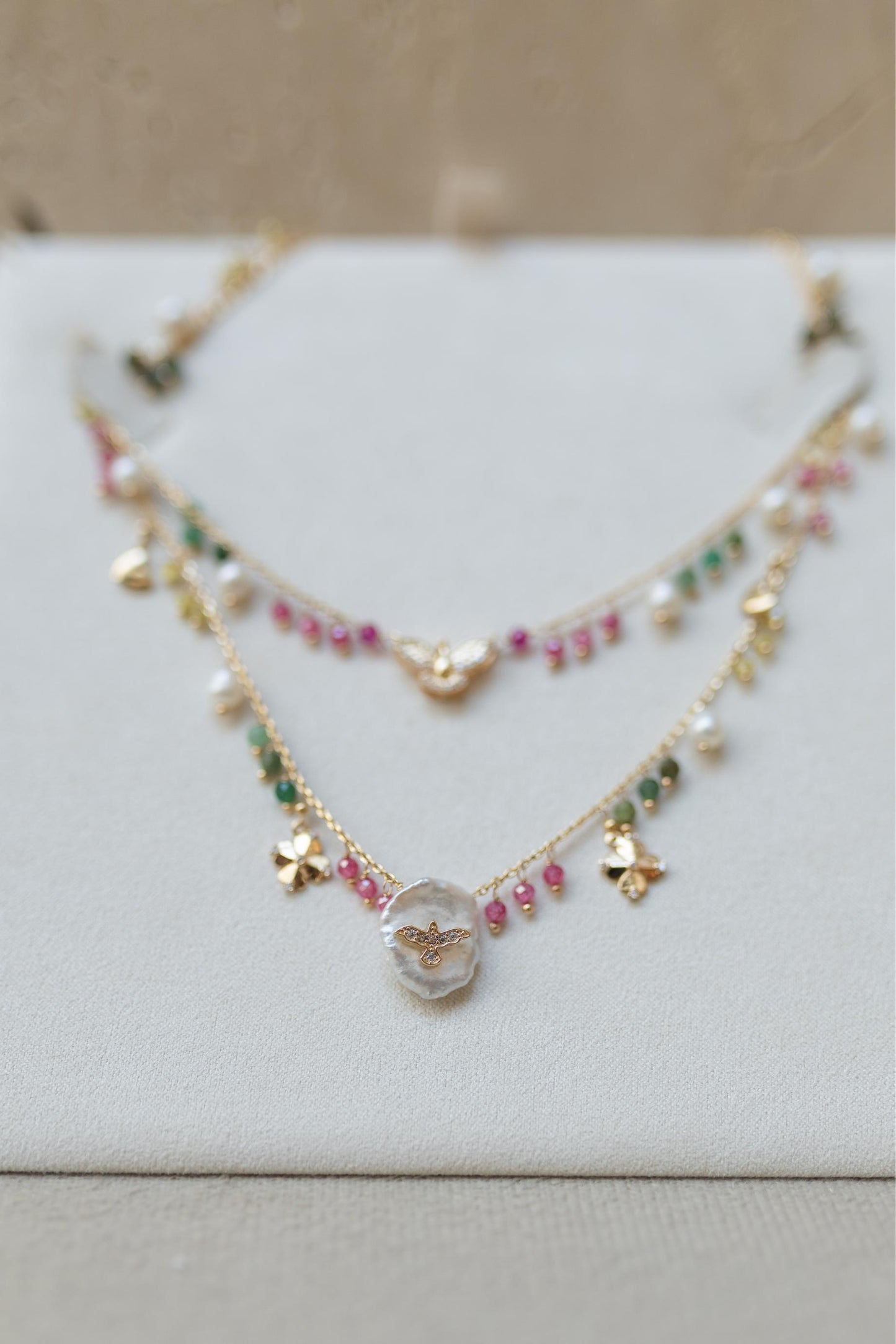 Colar Escapulário Espírito Santo Pedras Naturais Madrepérola Dourado