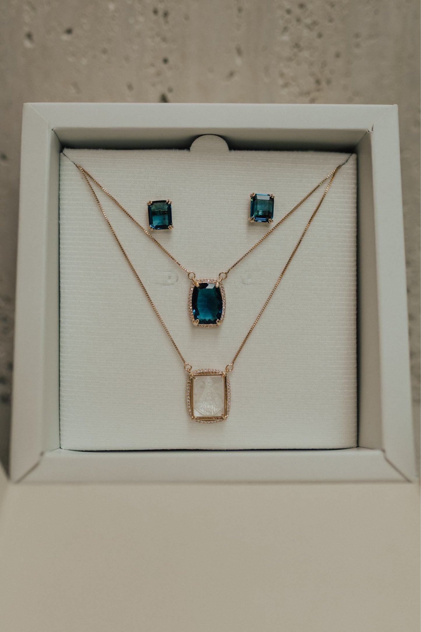 Colar Escapulário Madrepérola Azul Dourado