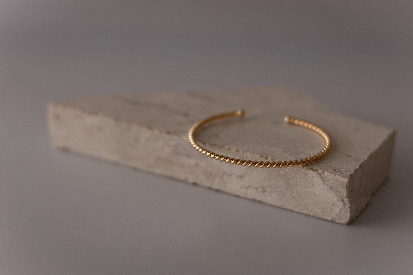 Bracelete Torcido Slim Dourado