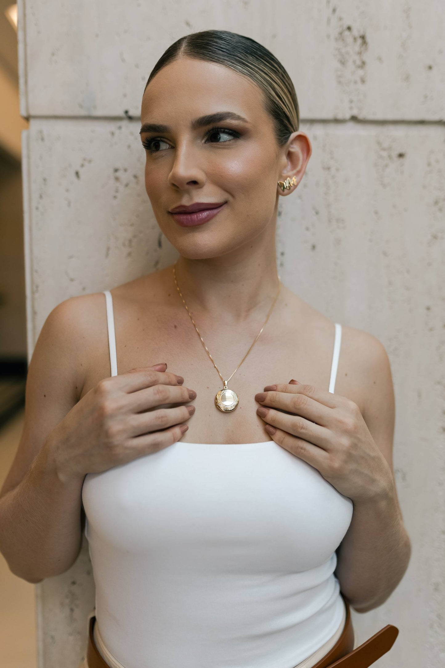 Colar Relicário Borda Trabalhada Dourado