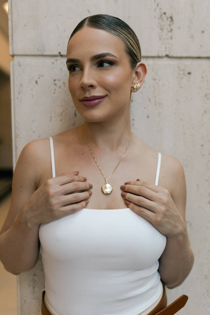 Colar Relicário Borda Trabalhada Dourado