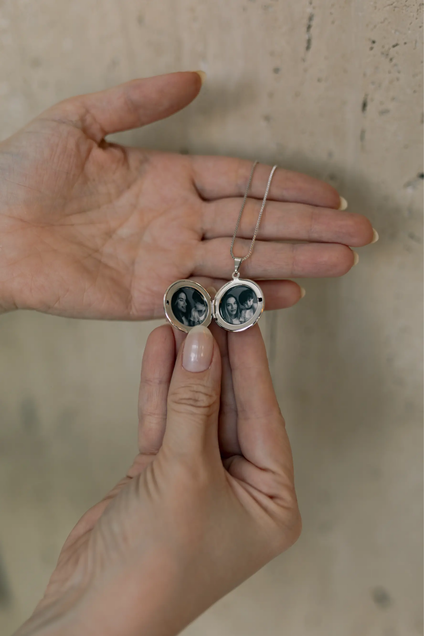 Colar Relicário Borda Trabalhada Ródio Branco