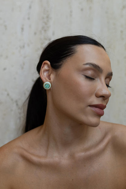 Brinco Redondo Resina Verde Dourado