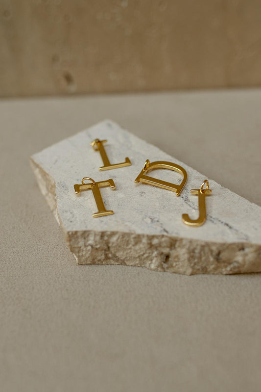 Pingente Design Letra Dourado