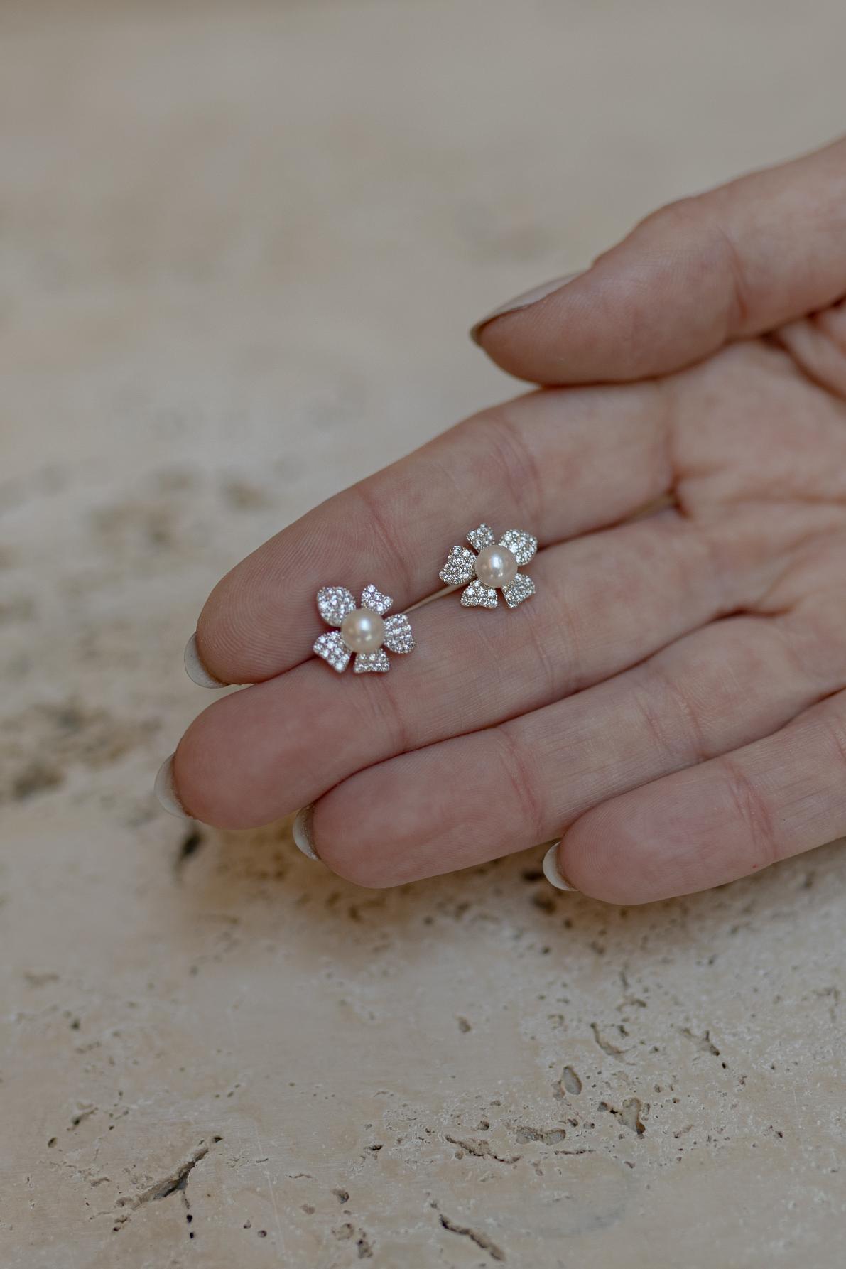 Brinco Mini Flor Assimétrico Pérola Ródio Branco