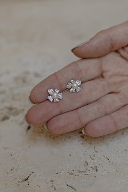 Brinco Mini Flor Assimétrico Pérola Ródio Branco