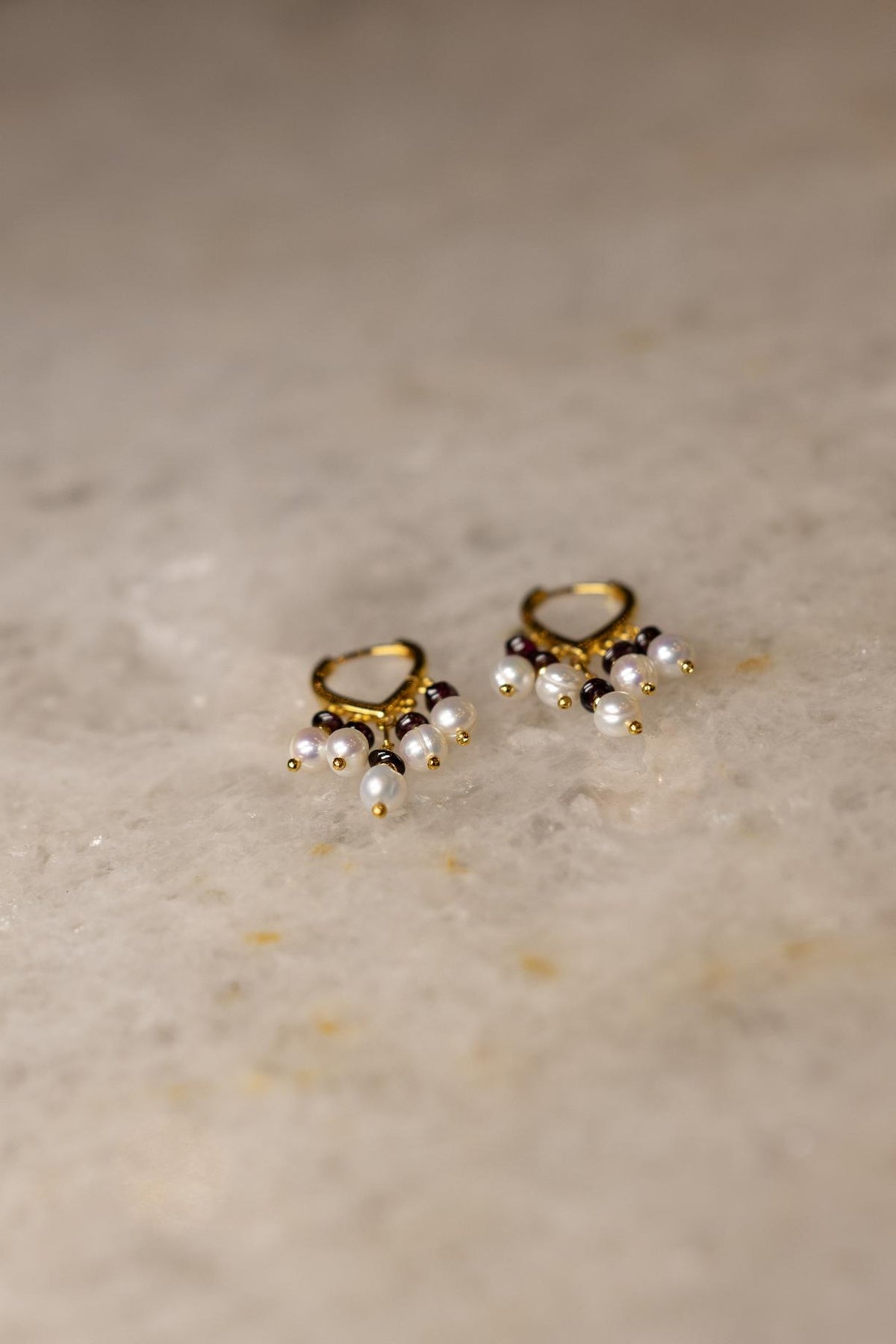 Brinco Argola Pingentes Granada e Pérolas Dourado