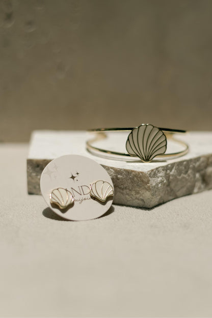 Brinco Concha Esmaltado Off White Dourado