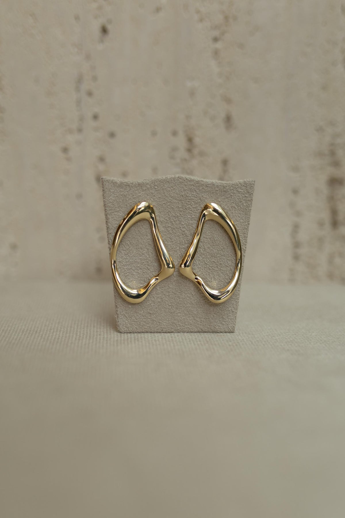 Brinco Orgânico Triangular Dourado
