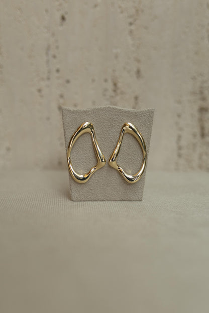 Brinco Orgânico Triangular Dourado