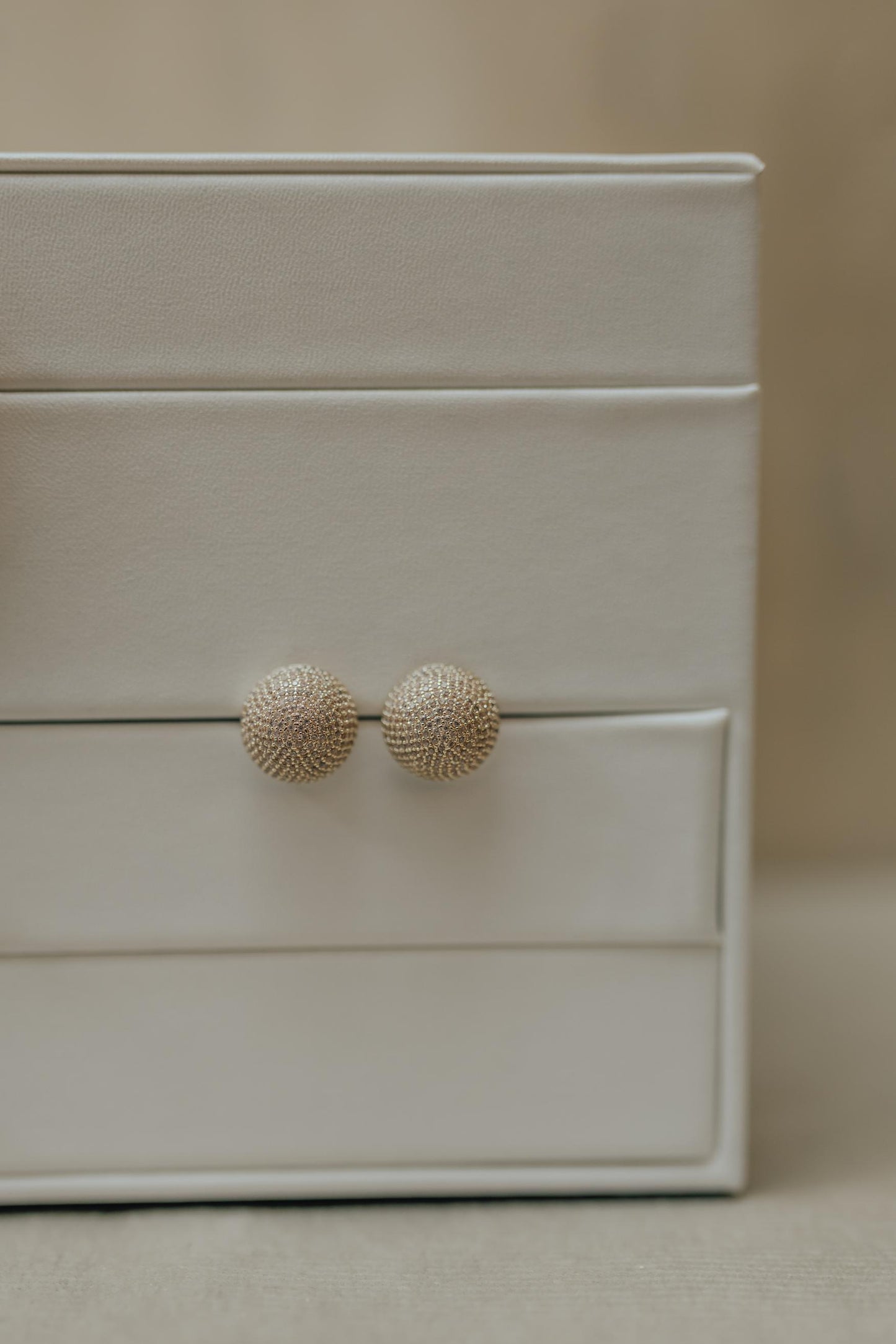 Brinco Meia Esfera Cravejado Dourado