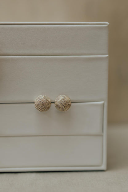 Brinco Meia Esfera Cravejado Dourado