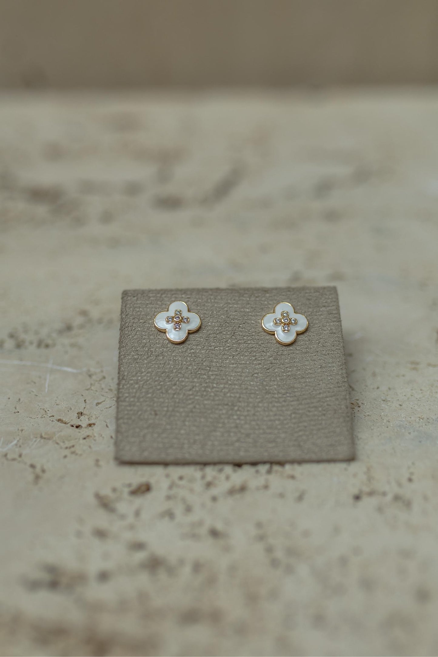 Brinco Trevo Esmaltado Branco Dourado
