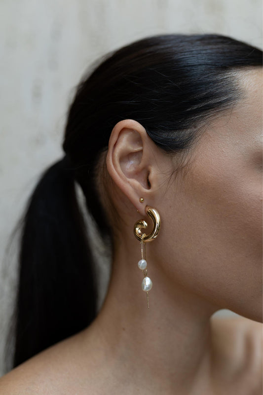 Brinco Argola Espiral Pêndulo de Pérolas Dourado