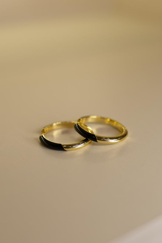 Brinco Argola Lisa Resina Preto Dourado