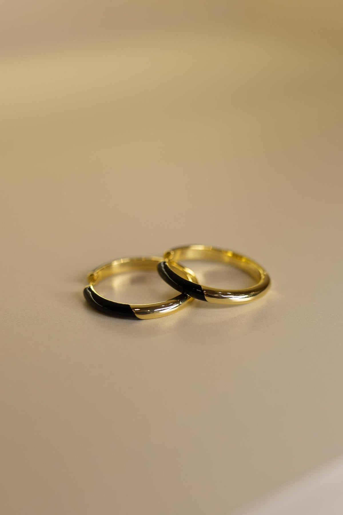 Brinco Argola Lisa Resina Preto Dourado