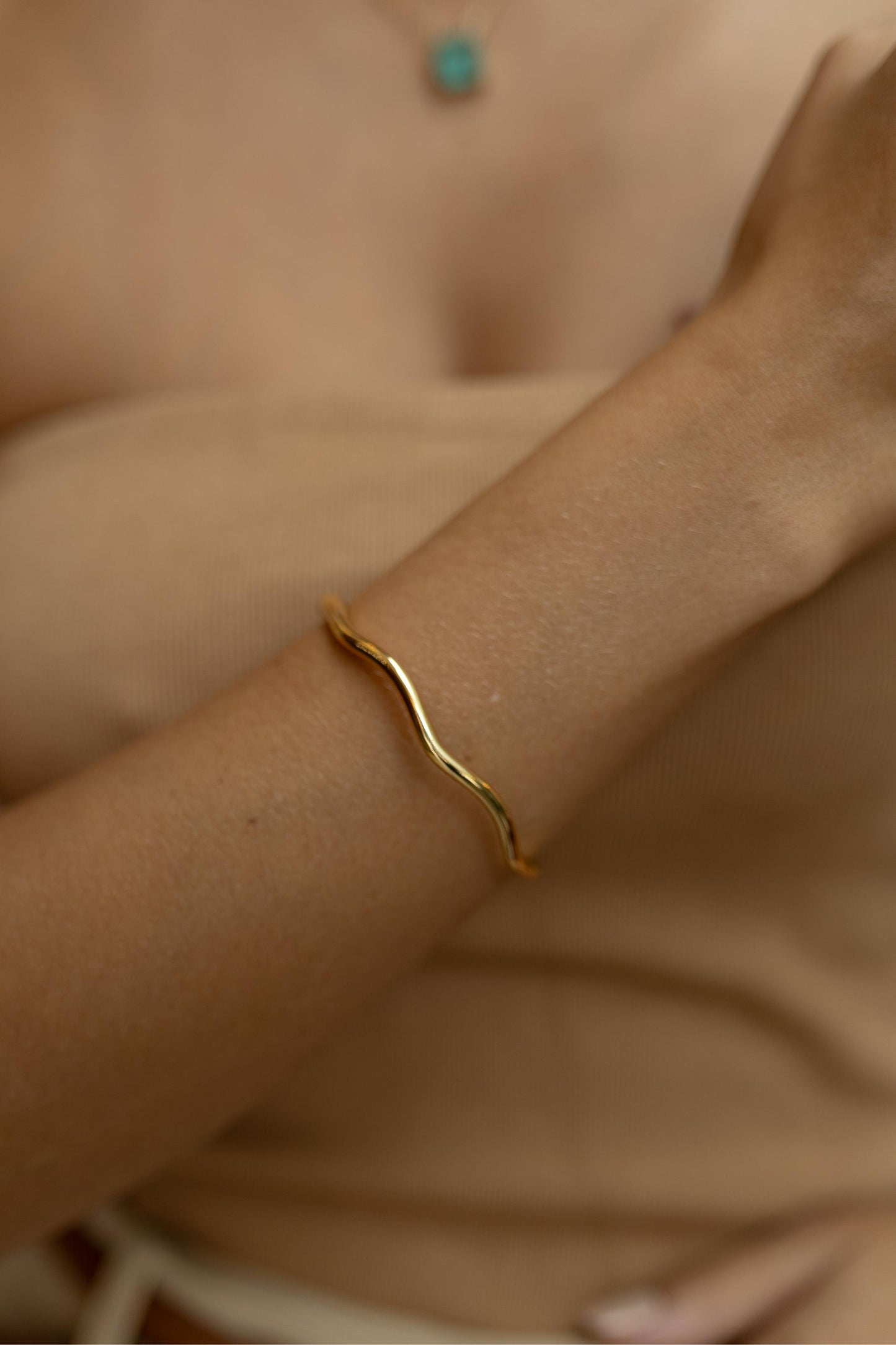 Bracelete Ondas Liso Dourado