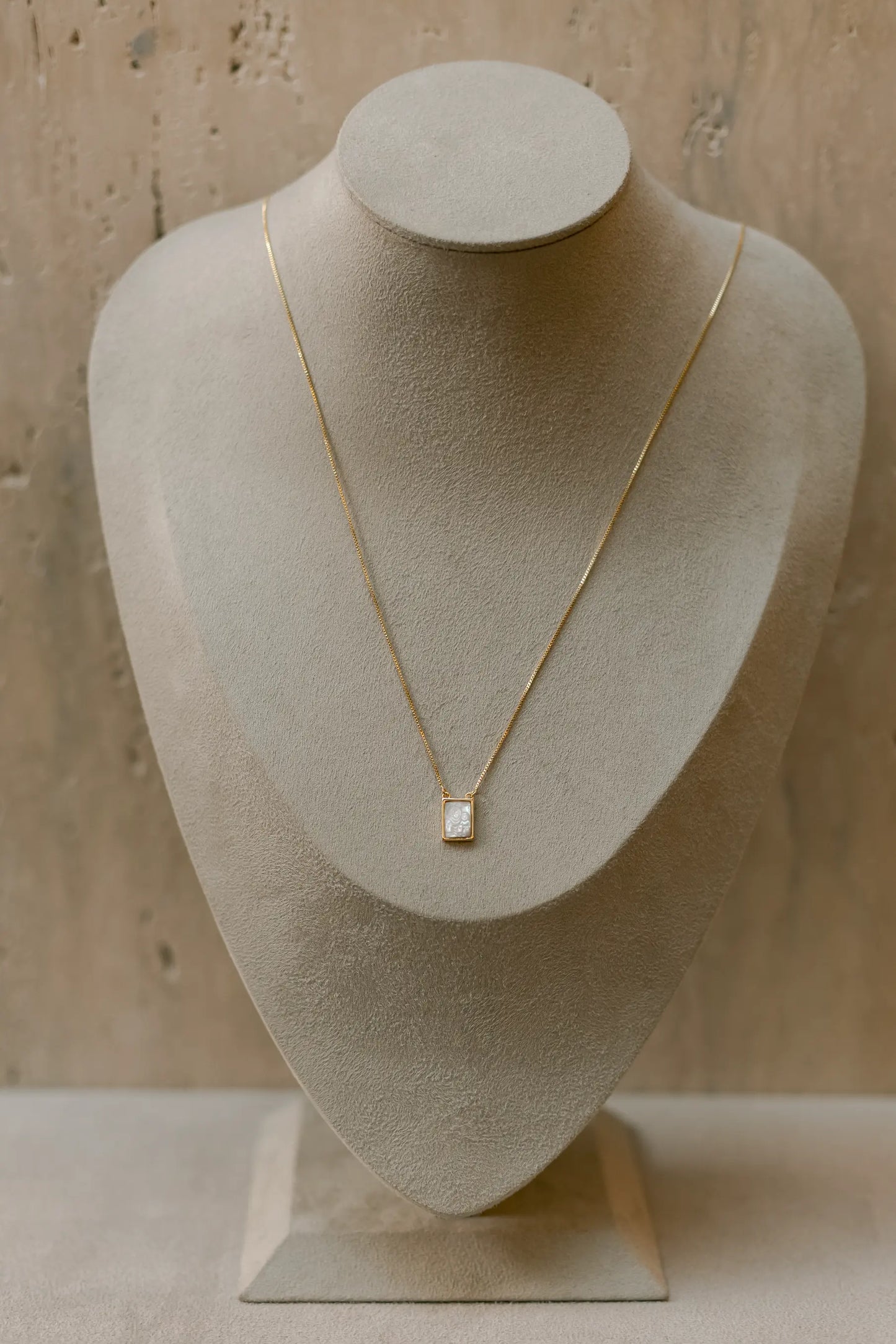 Colar Escapulário Nossa Senhora do Carmo Madrepérola Dourado