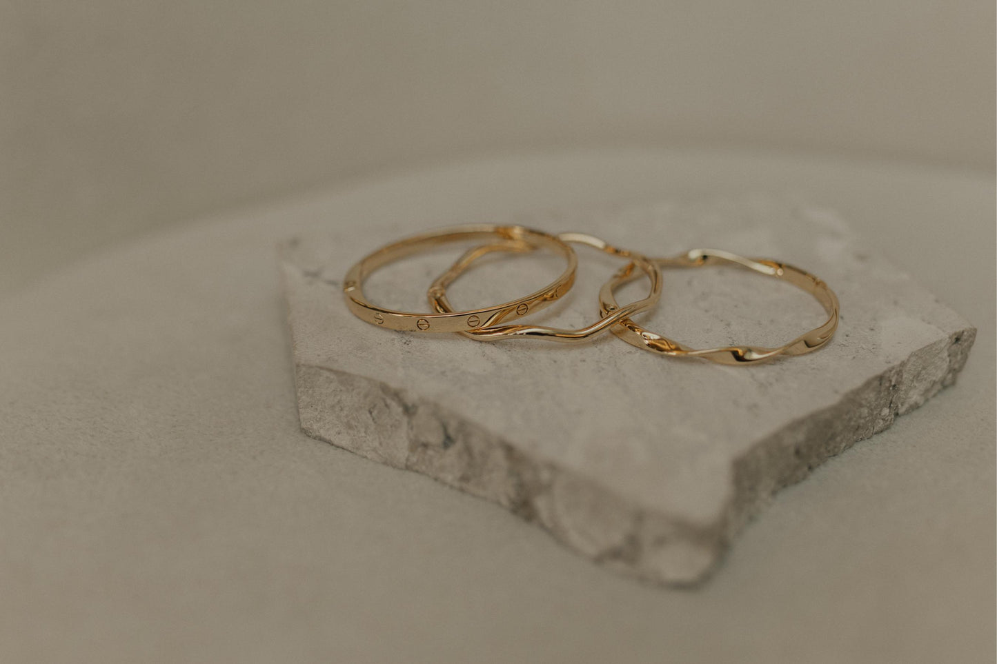 Bracelete Torcido Rígido Dourado