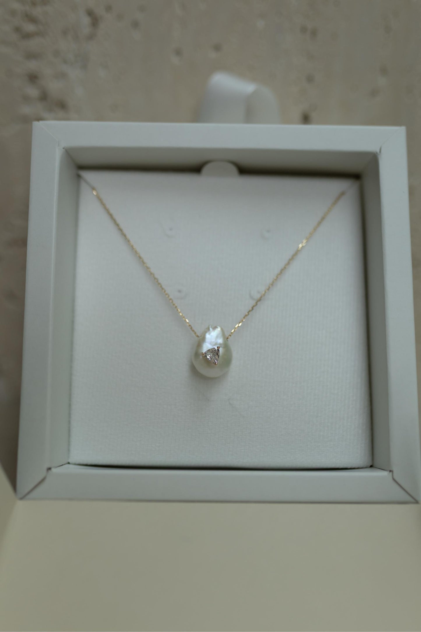 Colar Pingente de Pérola Barroca com Zircônia Dourado