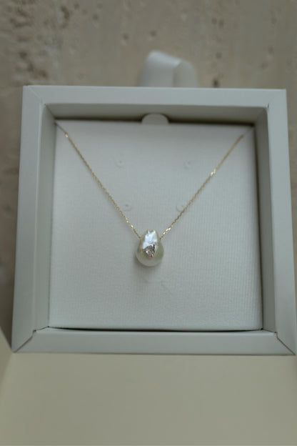 Colar Pingente de Pérola Barroca com Zircônia Dourado