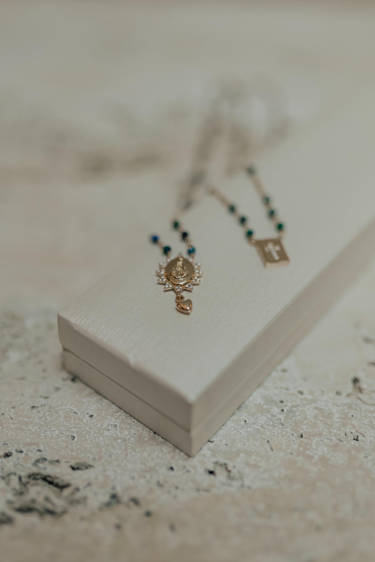 Colar Escapulário Pedras Naturais Nossa Senhora Aparecida Dourado