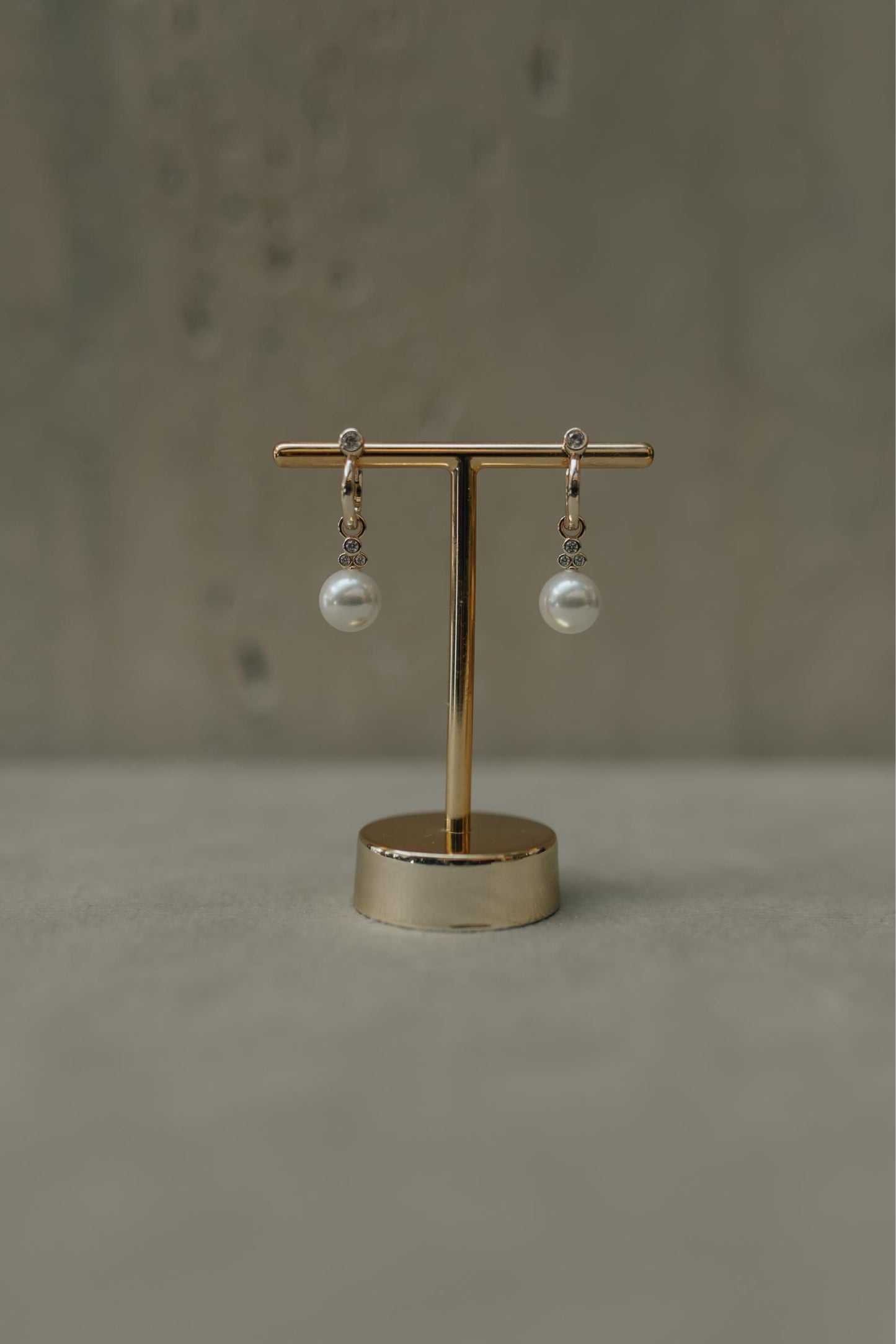 Brinco Argola 4 Zircônias Pérola Dourado