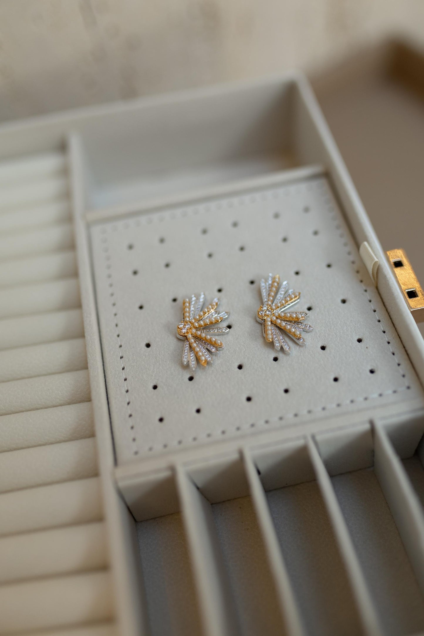 Brinco Ear Jacket Pérola Dourado